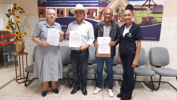 Prefeito Roni Irmãozinho assina contrato de Convênio com o Hospital Santa Marcelina, para atendimento aos munícipes de Buritis.